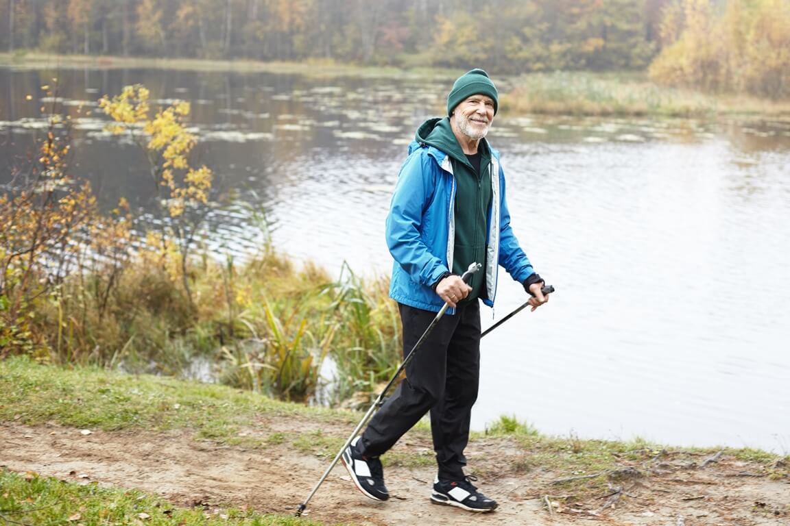 Скандинавська ходьба: користь та ризики для людей похилого віку